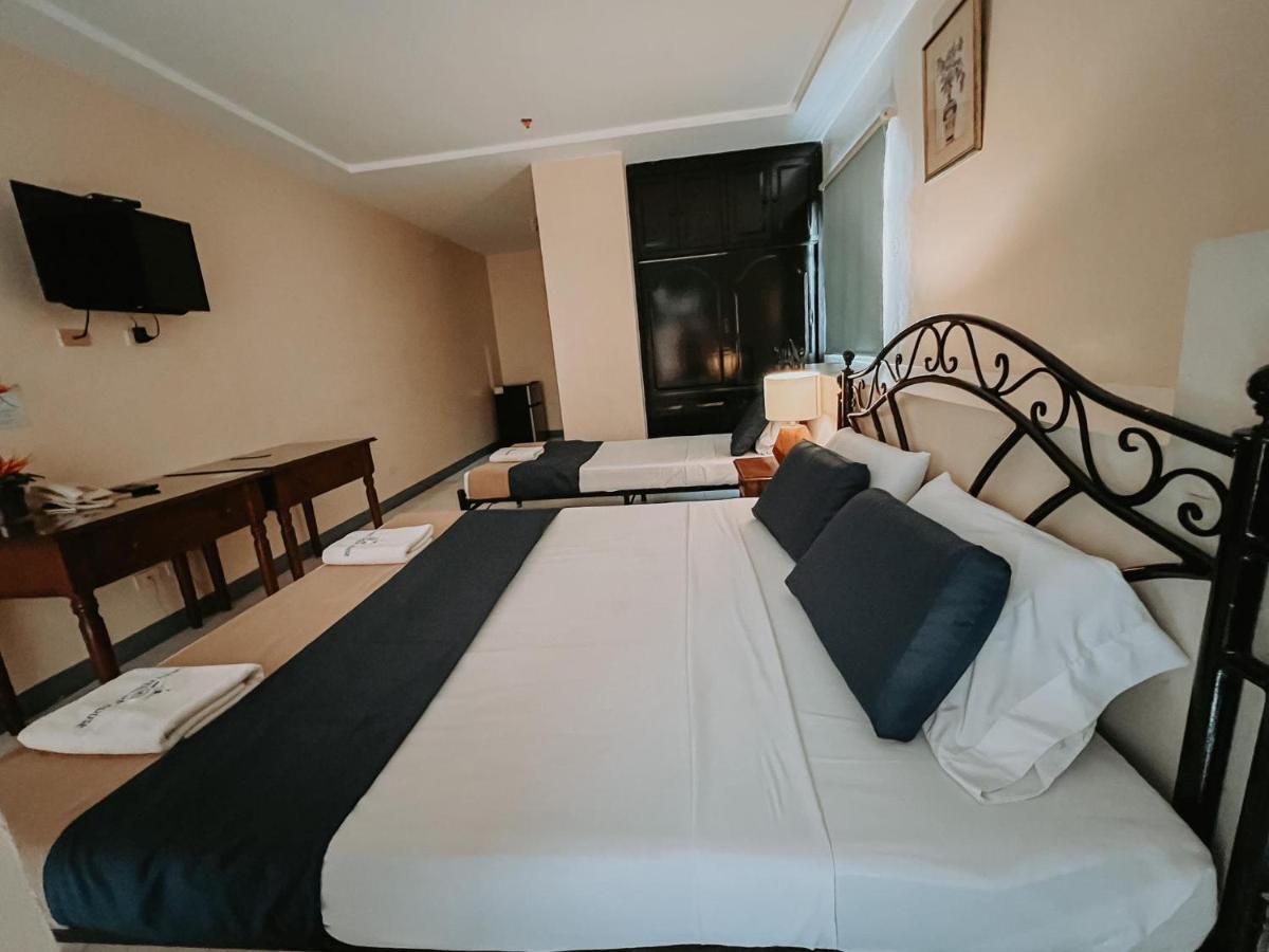 Fuente Hotel De Cebu Bagian luar foto